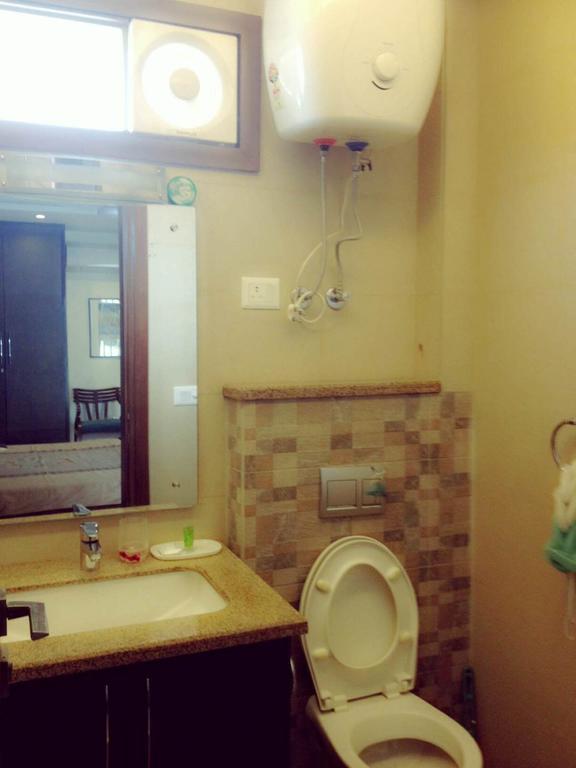 วู้ดเพ็คเกอร์ เซอร์วิซ อพาร์ตเมนต์ - กรีนพาร์ค Apartment นิวเดลี ภายนอก รูปภาพ