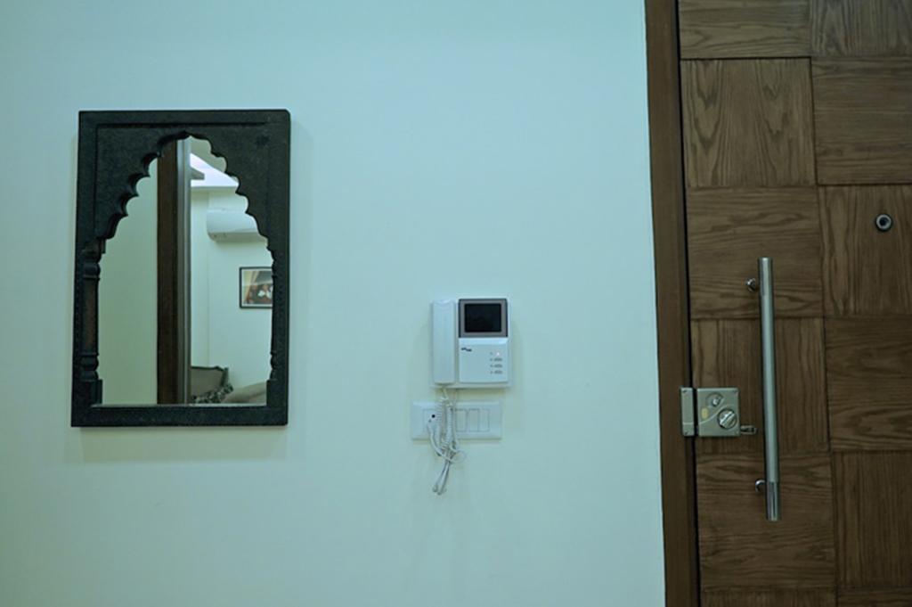 วู้ดเพ็คเกอร์ เซอร์วิซ อพาร์ตเมนต์ - กรีนพาร์ค Apartment นิวเดลี ภายนอก รูปภาพ